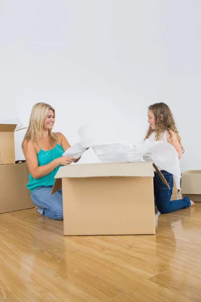 Lachende moeder en dochter samen lachen — Stockfoto