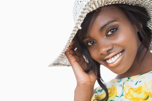 Mulher sorrindo enquanto usava um chapéu de verão — Fotografia de Stock