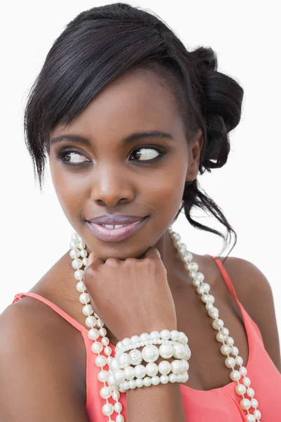 Usmívající se žena s perlový náhrdelník a náramek — Stock fotografie