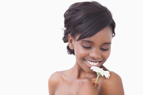 Sorrindo mulher cheirando flor — Fotografia de Stock