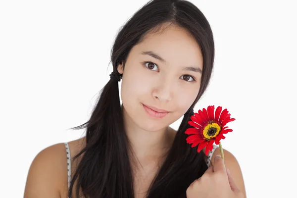 Smiling woman holding flower — Stock Photo, Image