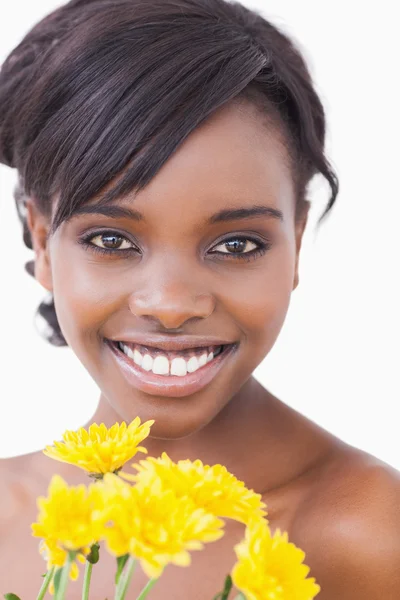 Mulher segurando flores — Fotografia de Stock