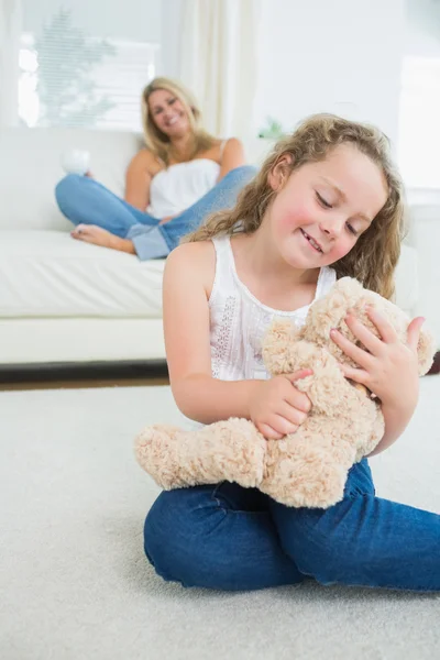 Lachende dochter met haar teddy — Stockfoto