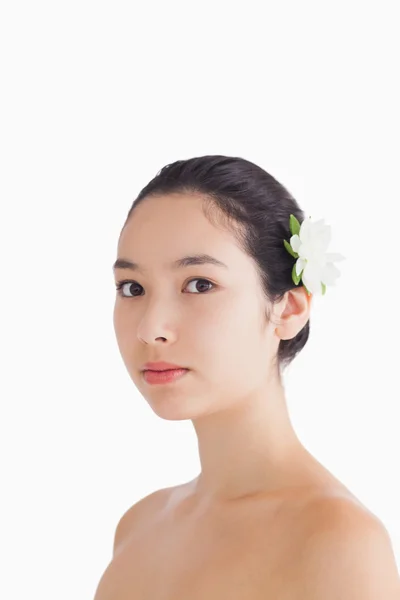Kvinna med blomma i håret — Stockfoto