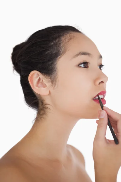 Mujer aplicando delineador de labios — Foto de Stock
