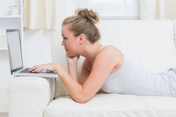 Mulher alegre digitando no laptop — Fotografia de Stock