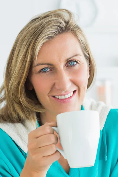 Mujer sosteniendo taza con bebida caliente — Foto de Stock