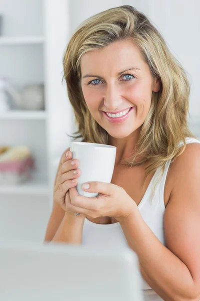 Mulher feliz segurando caneca — Fotografia de Stock