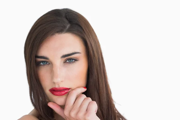 Kvinna med röda läppar hålla hakan — Stockfoto