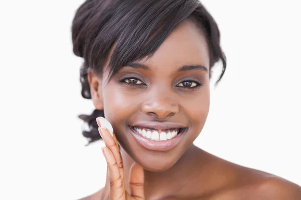 Mujer aplicando crema facial — Foto de Stock