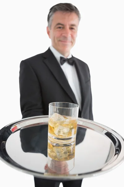 威士忌加冰上一个银托盘 — 图库照片