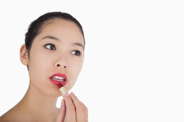 Vrouw die lippenstift aanbrengt — Stockfoto