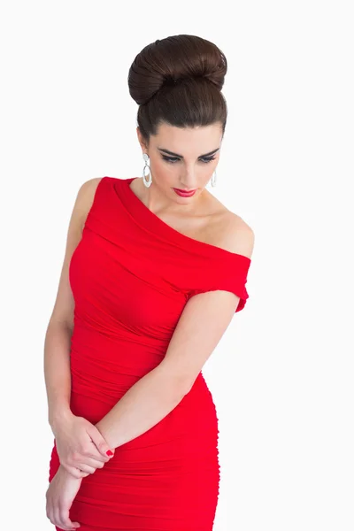 Mulher com vestido vermelho olhar glamouroso — Fotografia de Stock