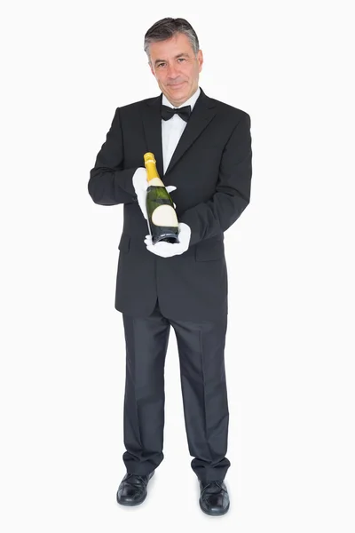 Ober aanbod fles champagne — Stockfoto