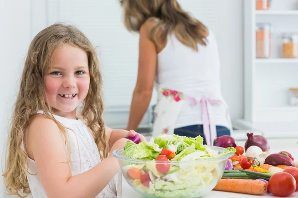 Mädchen bereitet Gemüsesalat zu — Stockfoto