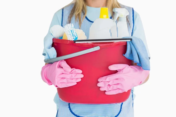 Mujer de limpieza sosteniendo un cubo de suministros de limpieza —  Fotos de Stock