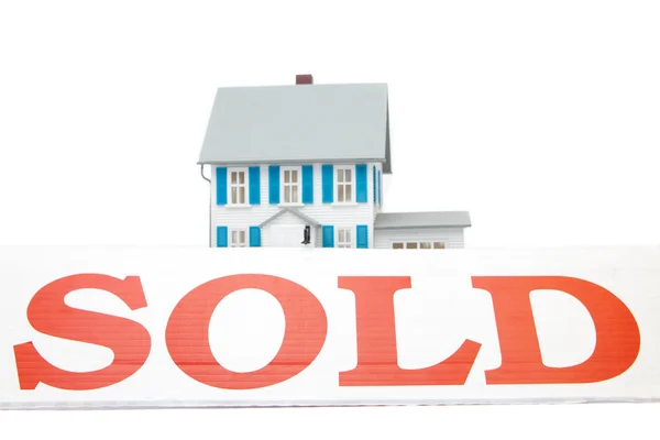 Sold sign in front of house — Stock Photo, Image