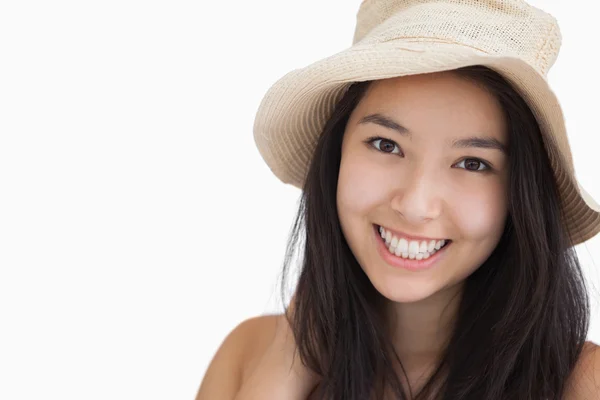 Donna sorridente con un cappello di paglia — Foto Stock