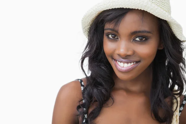 Mujer usando sombrero de verano mientras sonríe —  Fotos de Stock
