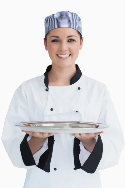 Kucharz trzyma tacę srebrny — Zdjęcie stockowe
