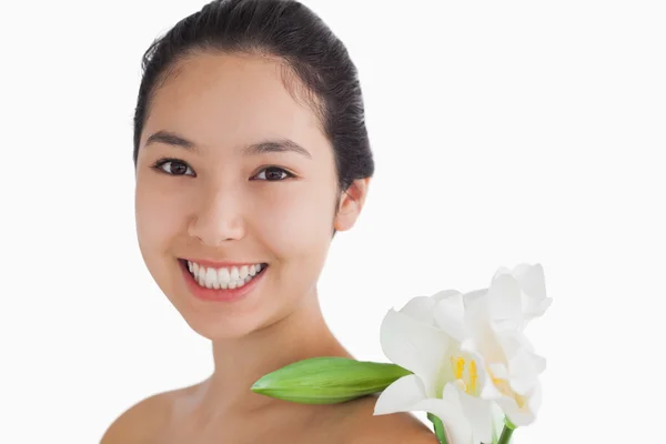 Mujer alegre teniendo una flor en su hombro — Foto de Stock