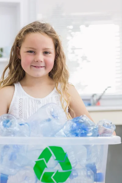 Bambina che trasporta scatola piena di bottiglie di plastica vuote — Foto Stock