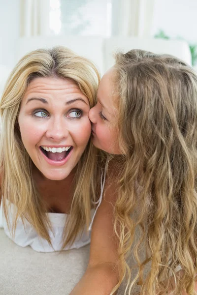 Daughter kissing her mother — Stock Photo, Image