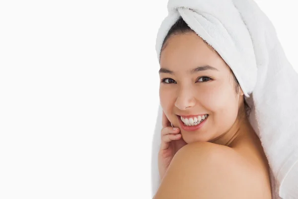 Donna con asciugamano che tocca la sua pelle — Foto Stock