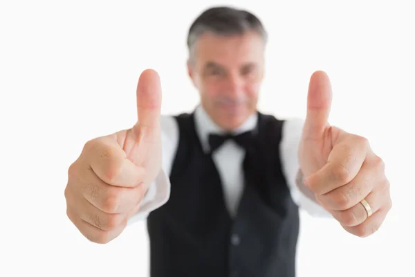 Vrolijke ober met thumbs up — Stockfoto
