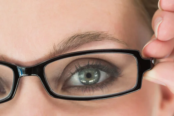 Groene eyed vrouw met glazen — Stockfoto