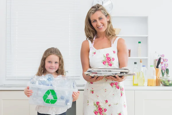 Madre e hija sosteniendo residuos — Foto de Stock