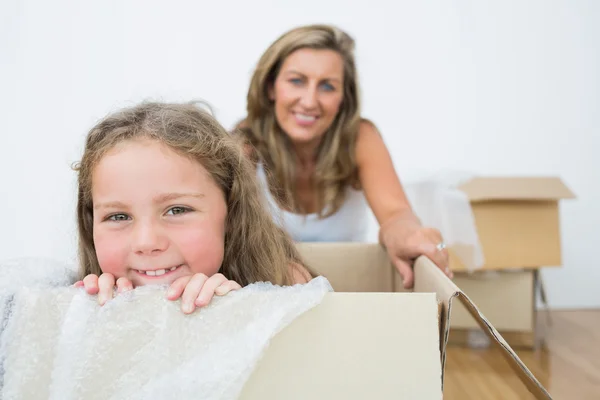 Mädchen sitzt in Kiste — Stockfoto