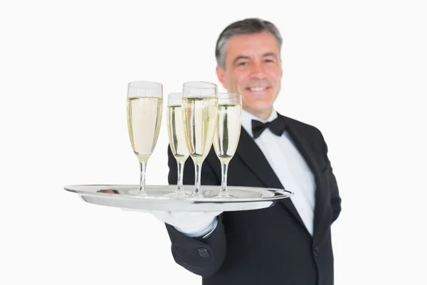 Bandeja de servicio de camarero llena de copas con champán — Foto de Stock