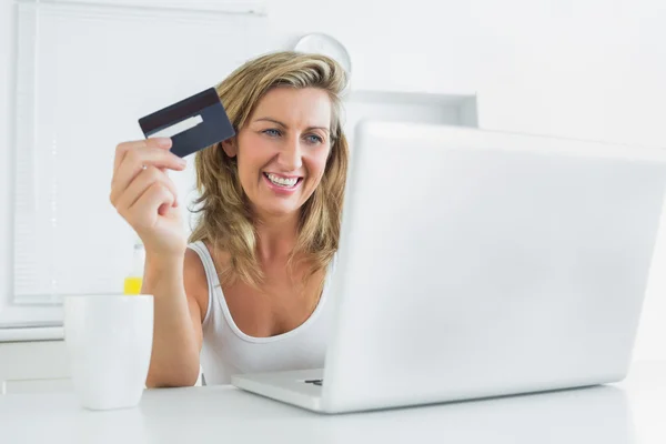 Vrouw winkelen online met laptop — Stockfoto