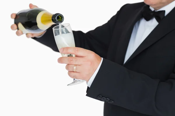 Mannen i kostym hälla champagne — Stockfoto