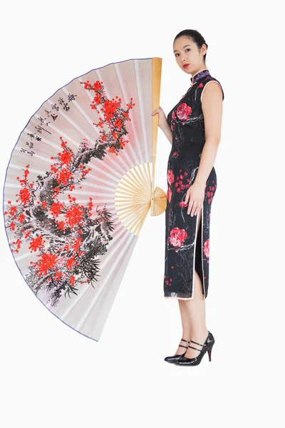 Donna in kimono in piedi con grande ventilatore in seta — Foto Stock