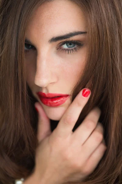 Femme avec des lèvres rouges regardant réfléchie — Photo