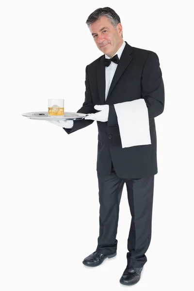 Cameriere che offre whisky con ghiaccio — Foto Stock