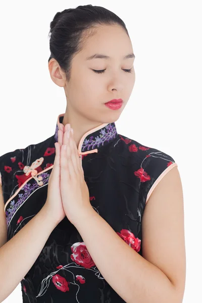 Mulher de quimono fechando os olhos — Fotografia de Stock