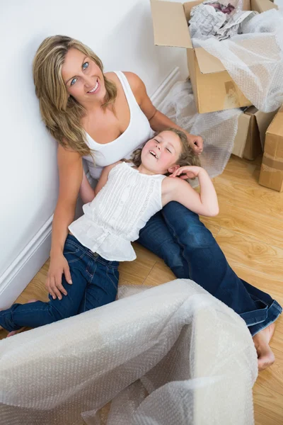 Mãe e filha descansando depois de desembalar — Fotografia de Stock