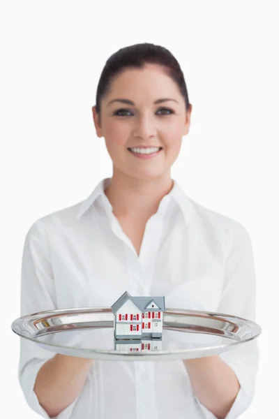 Servírka drží malý domek — Stock fotografie