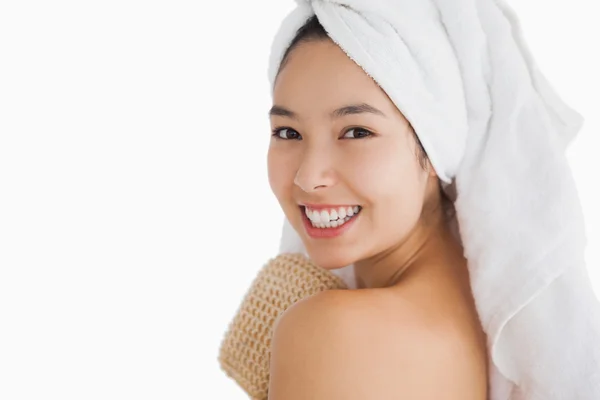 Mujer alegre usando una toalla — Foto de Stock