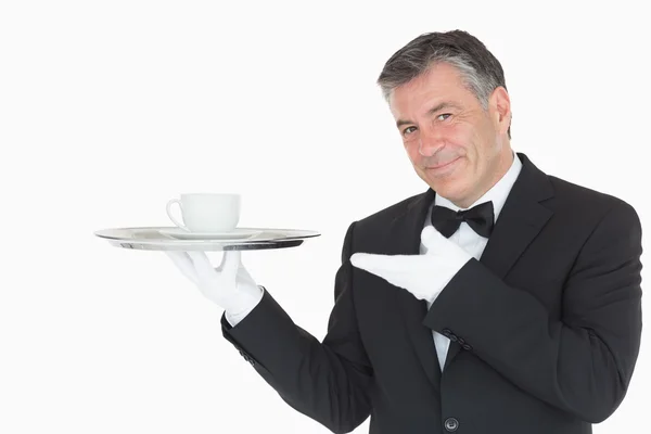 Camarero mostrando bandeja de plata con taza — Foto de Stock
