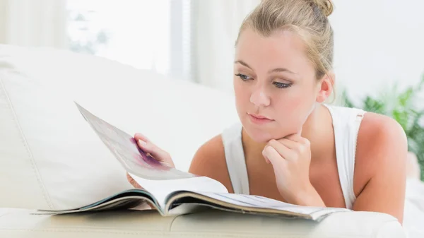 Woman reading a magazine — Stock Photo, Image
