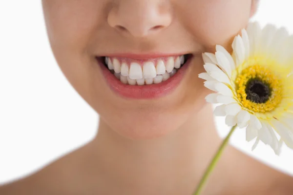 Lachende vrouw met een bloem — Stockfoto