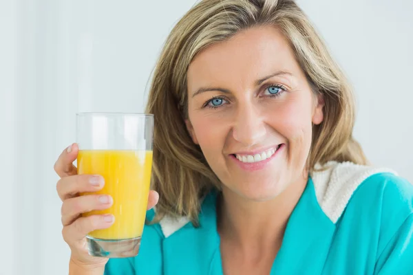 Kvinna anläggning glas saft — Stockfoto