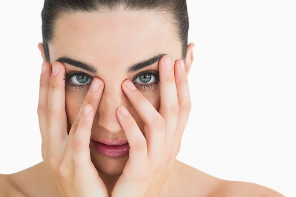 Bleke vrouw aan haar gezicht te raken — Stockfoto