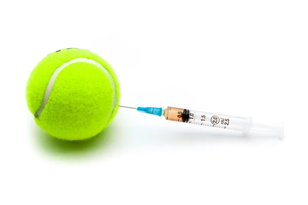 Μπάλα του τένις, με μια σύριγγα — Φωτογραφία Αρχείου