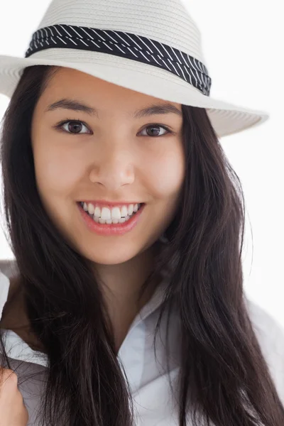 Χαμογελαστή γυναίκα φοράει ένα καπέλο — Φωτογραφία Αρχείου