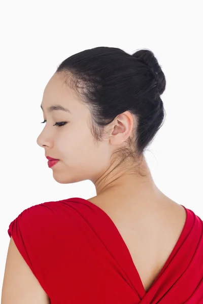 Mulher olhando por cima do ombro — Fotografia de Stock